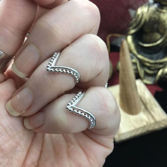 Sterling Silver V-Shaped Dotted Ring Boho Sizes 4,5 - Picture 3 of 5